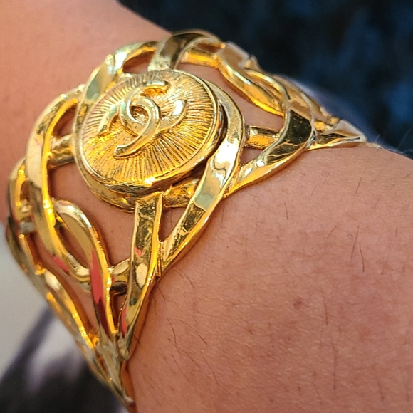 Chanel Cuff bracelet gold. - Picture 3 of 10